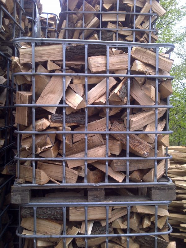 Holzscheite in einer Gitterbox